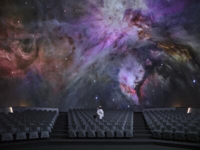 Kino z kosmiczną scenografią, eleganckie wnętrze dla miłośników gwiazd.