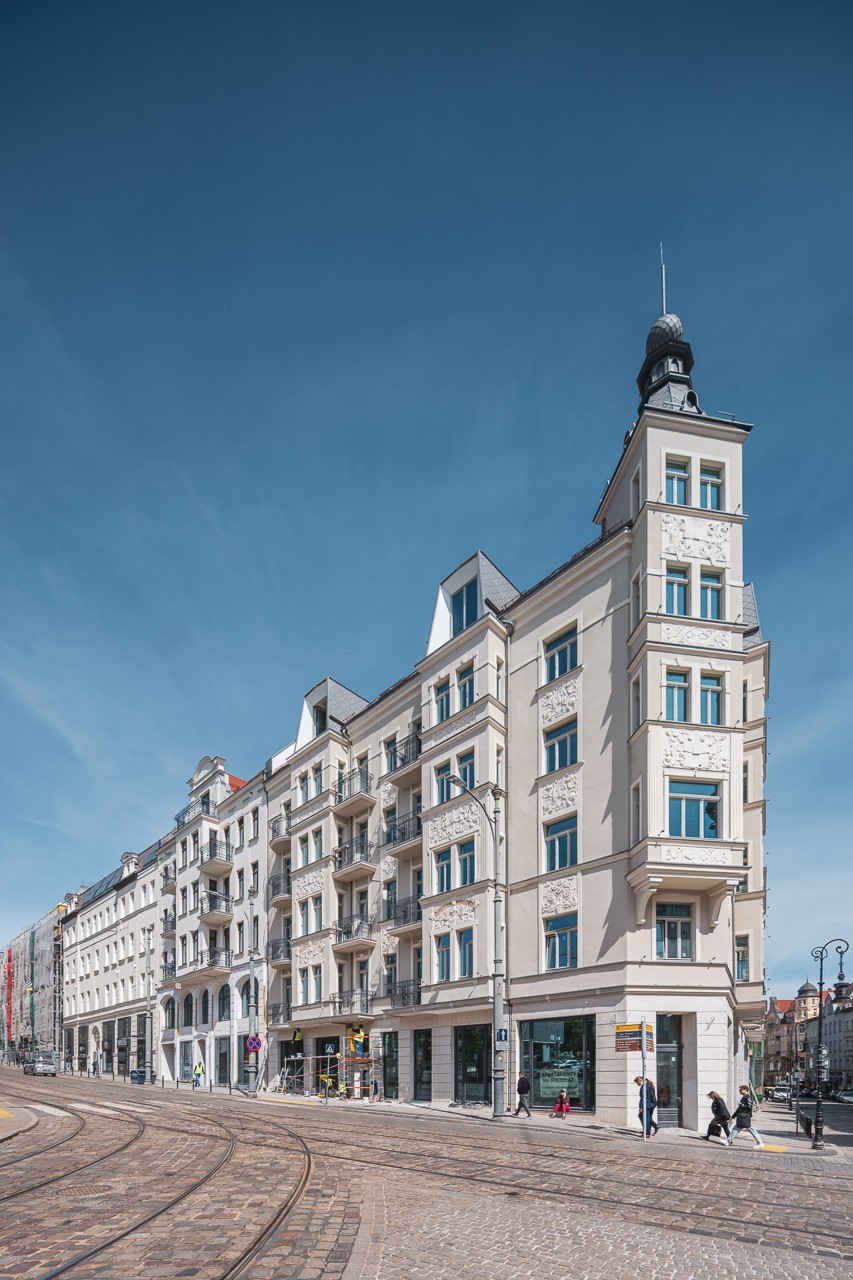 Elegancka kamienica w miejskim krajobrazie, klasyczna architektura.