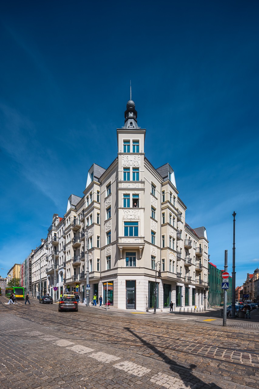 Zabytkowa kamienica narożna o klasycznej architekturze.