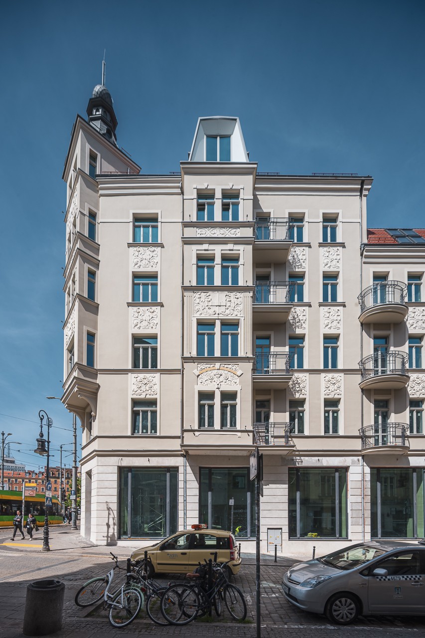 Budynek w stylu klasycznym z eleganckimi zdobieniami elewacyjnymi.