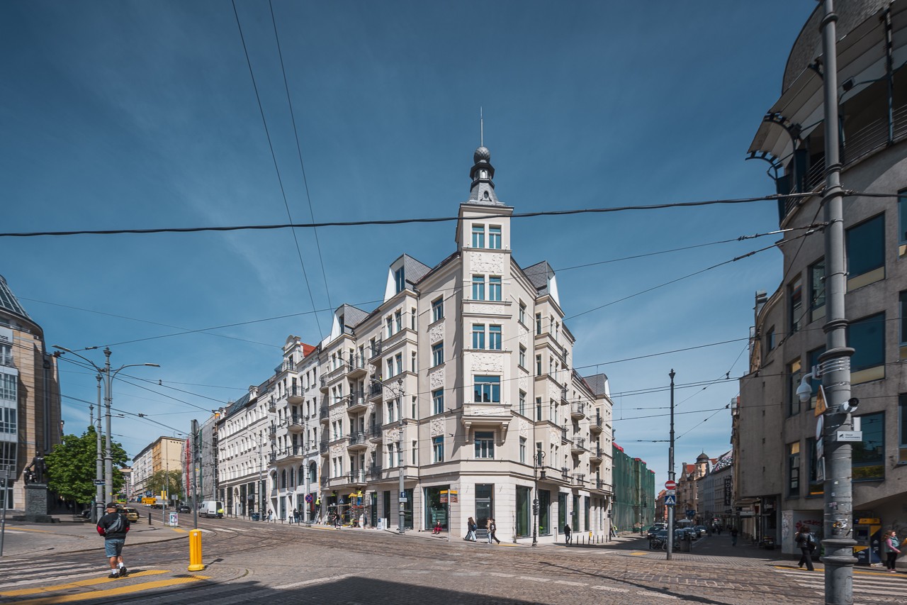 Elegancka kamienica z detalami architektonicznymi, uliczny pejzaż.