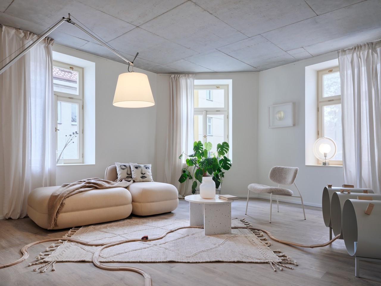 Przytulny salon z nowoczesnym designem i roślinami.