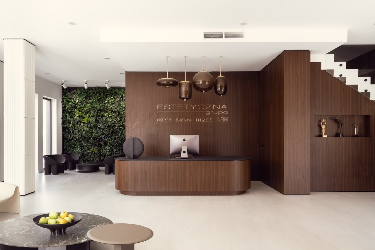 Stylowe biuro z nowoczesnym wystrojem i zieloną ścianą.