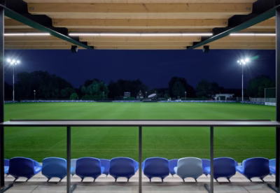 Nowoczesne oświetlenie stadionu z drewnianym zadaszeniem.