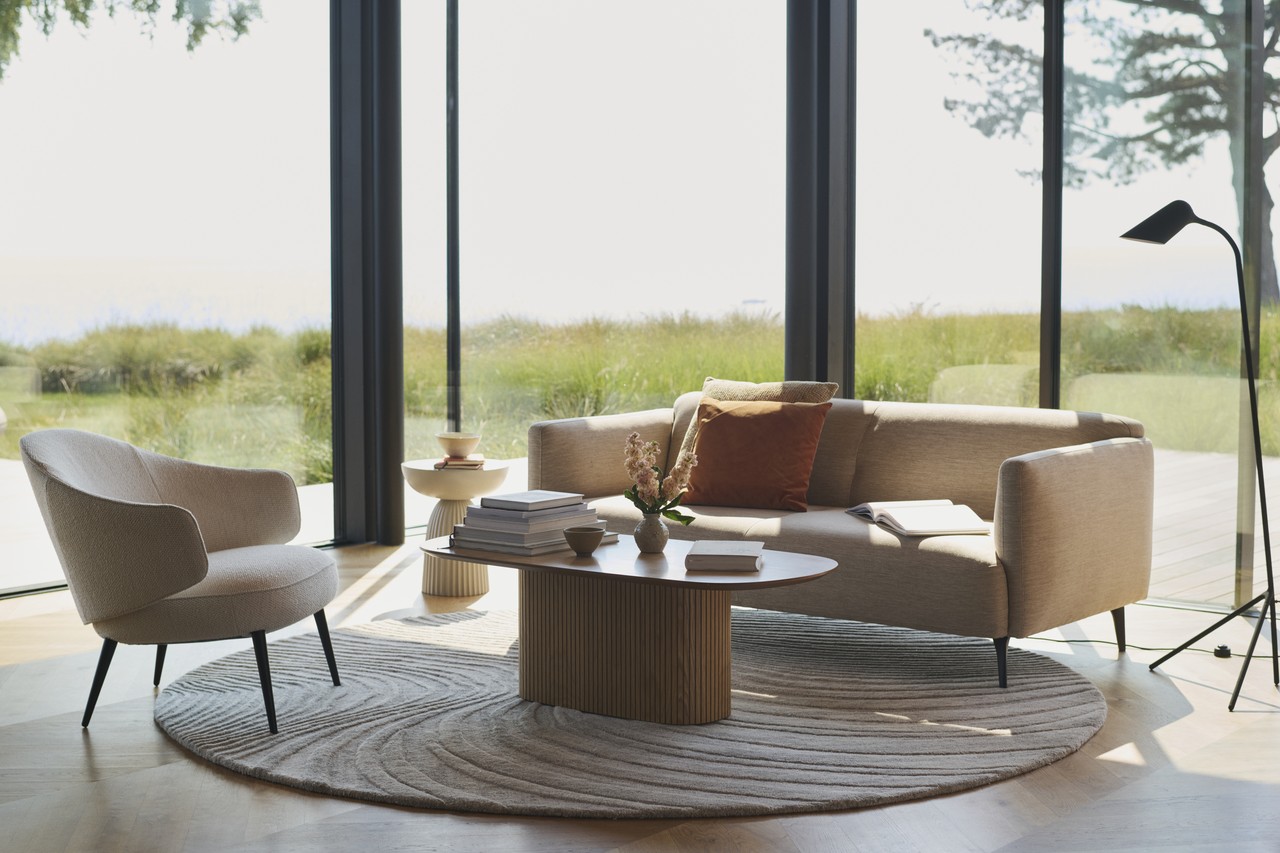 Nowoczesne wnętrze z widokiem na naturę, sofa i design podłogowy.
