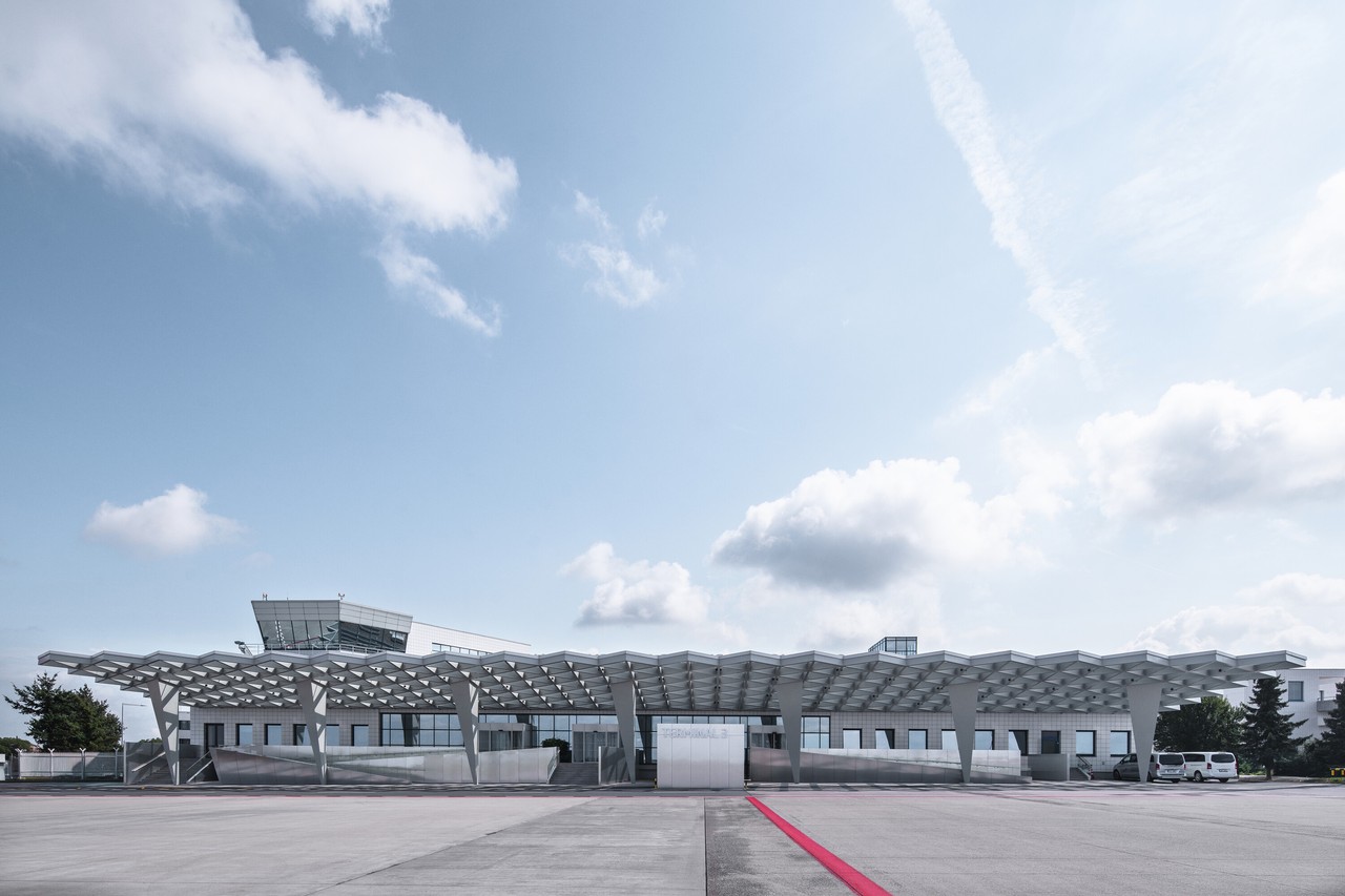 Nowoczesny terminal lotniczy z unikalną architekturą.
