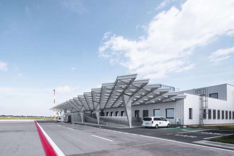 Nowoczesna architektura lotniskowa z przeszklonym zadaszeniem.