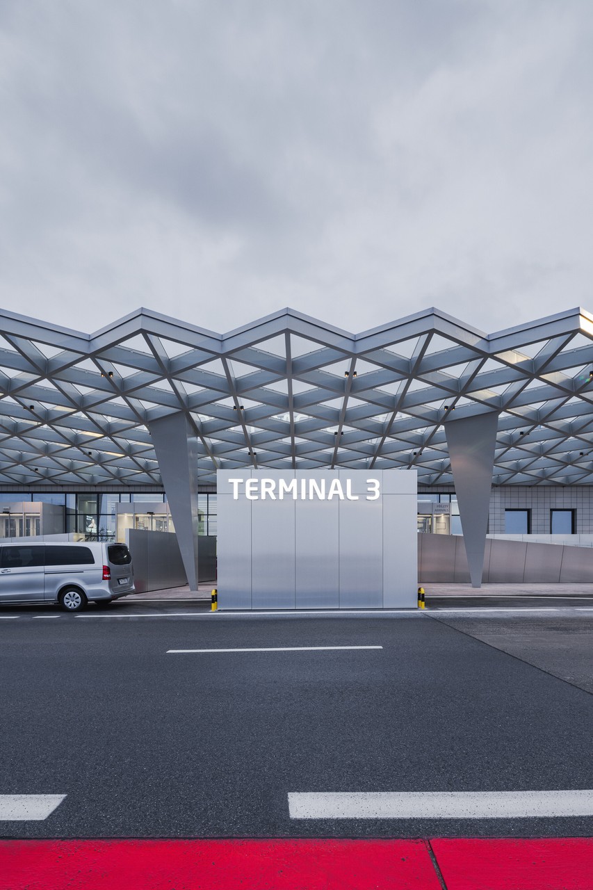 Nowoczesna architektura Terminal 3 z geometrycznym dachem.
