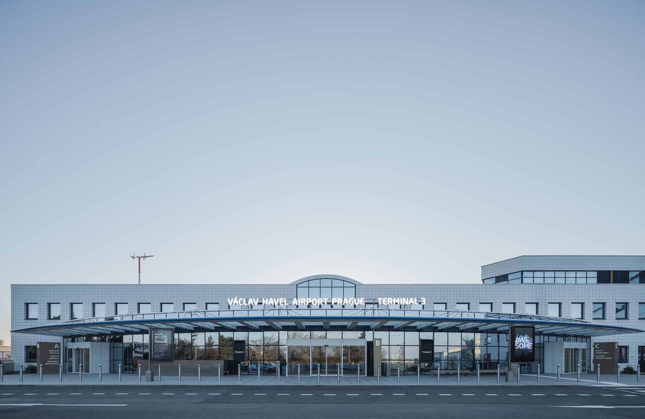 Nowoczesny terminal lotniska z szklanym zadaszeniem