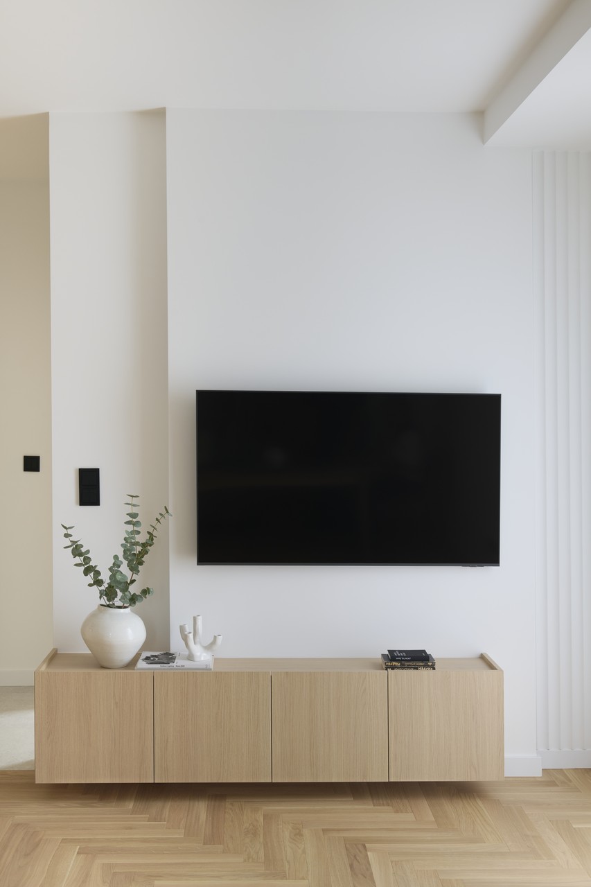 A nowoczesny salon z minimalistycznymi meblami z jasnego drewna