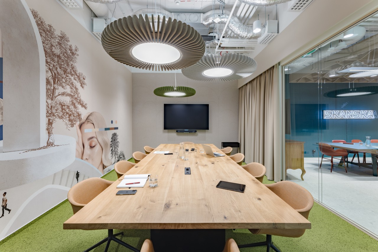 Nowoczesna sala konferencyjna z designerskimi lampami
