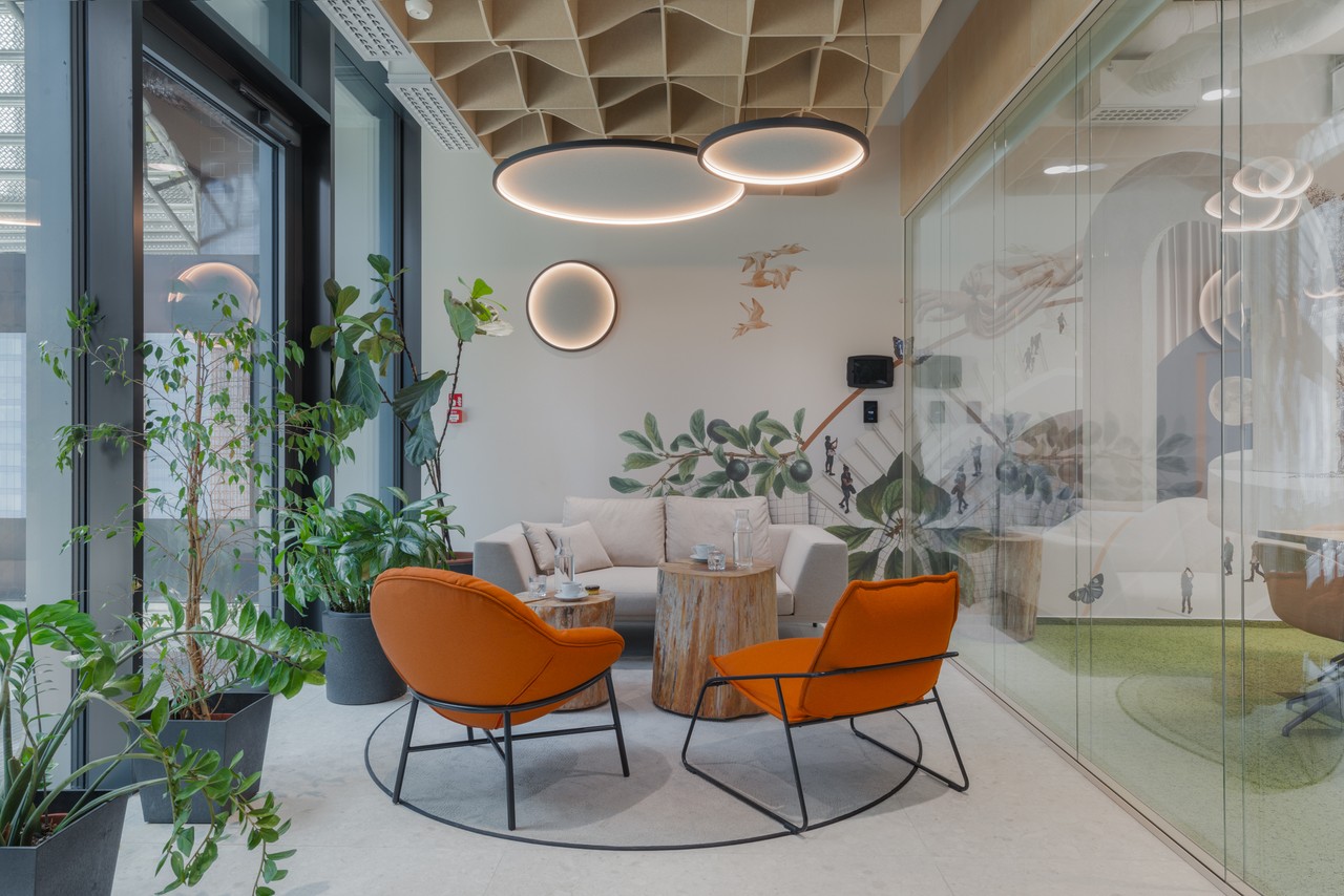 Nowoczesny salon z fotelami i roślinami, oświetlenie LED.