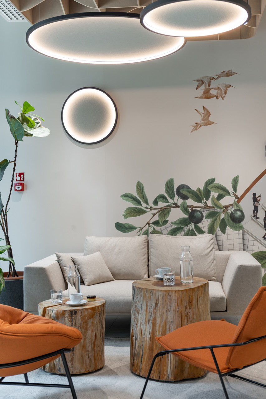 Przytulny salon z naturalnymi akcentami i designerskim oświetleniem.