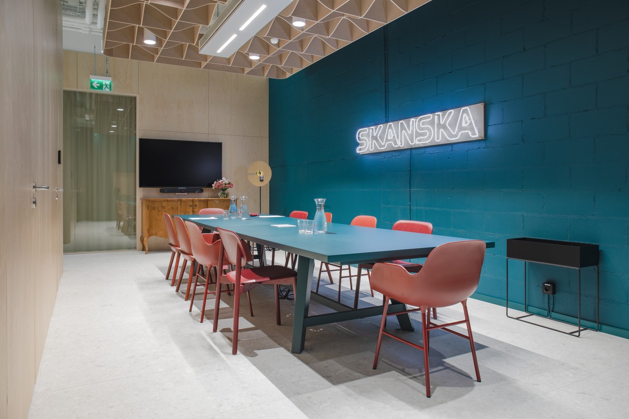 Nowoczesna sala konferencyjna z designerskim stołem i krzesłami.