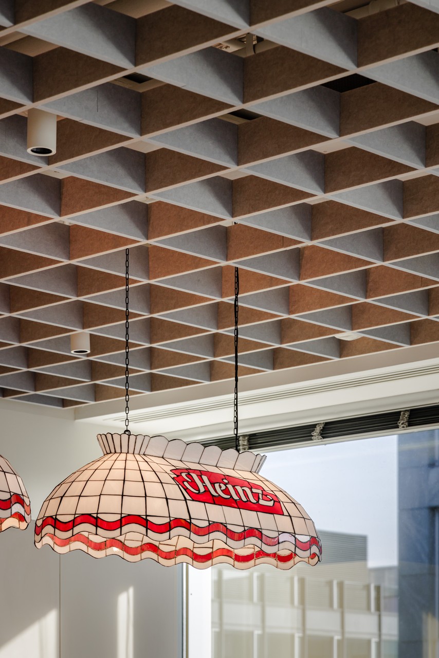 Lampa w stylu retro pod geometrycznym sufitem.