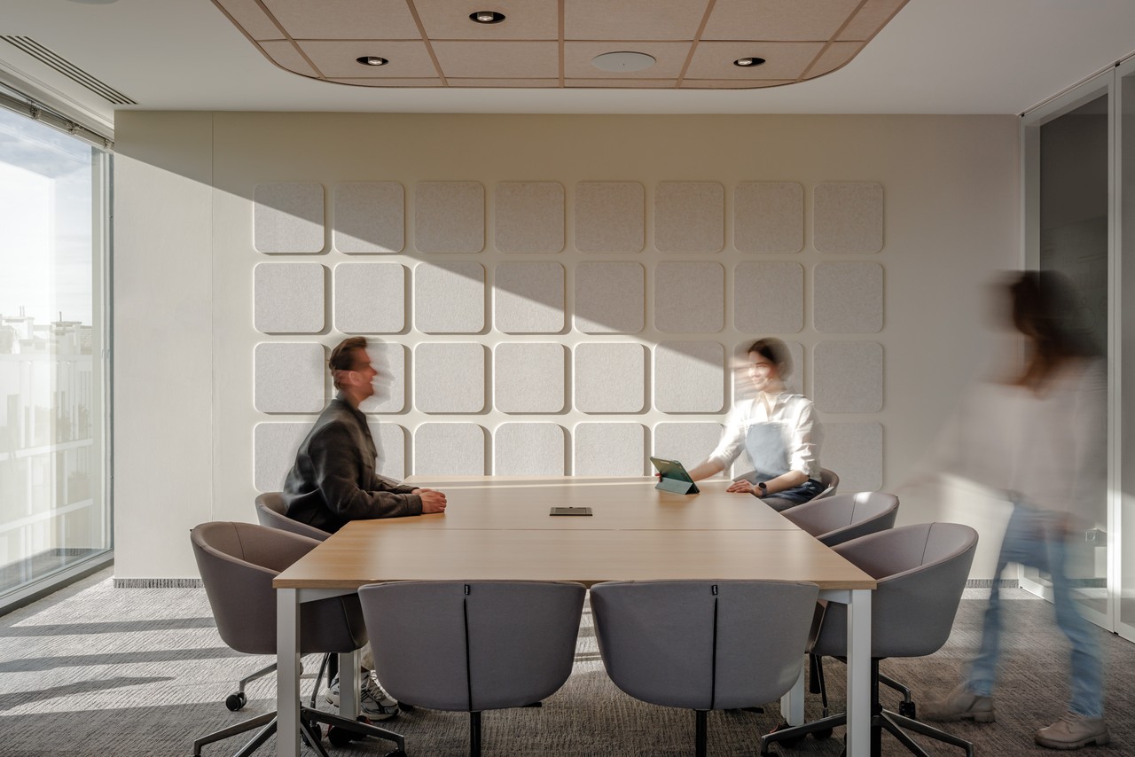 Elegancka sala konferencyjna z nowoczesnym designem i jasnym oświetleniem.