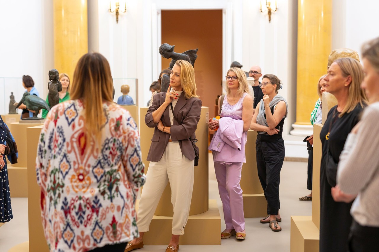 Wystawa rzeźb w eleganckim wnętrzu z zainteresowaną publicznością.