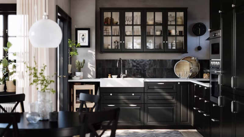 Nowoczesna kuchnia z czarnymi frontami i stylowymi dodatkami.