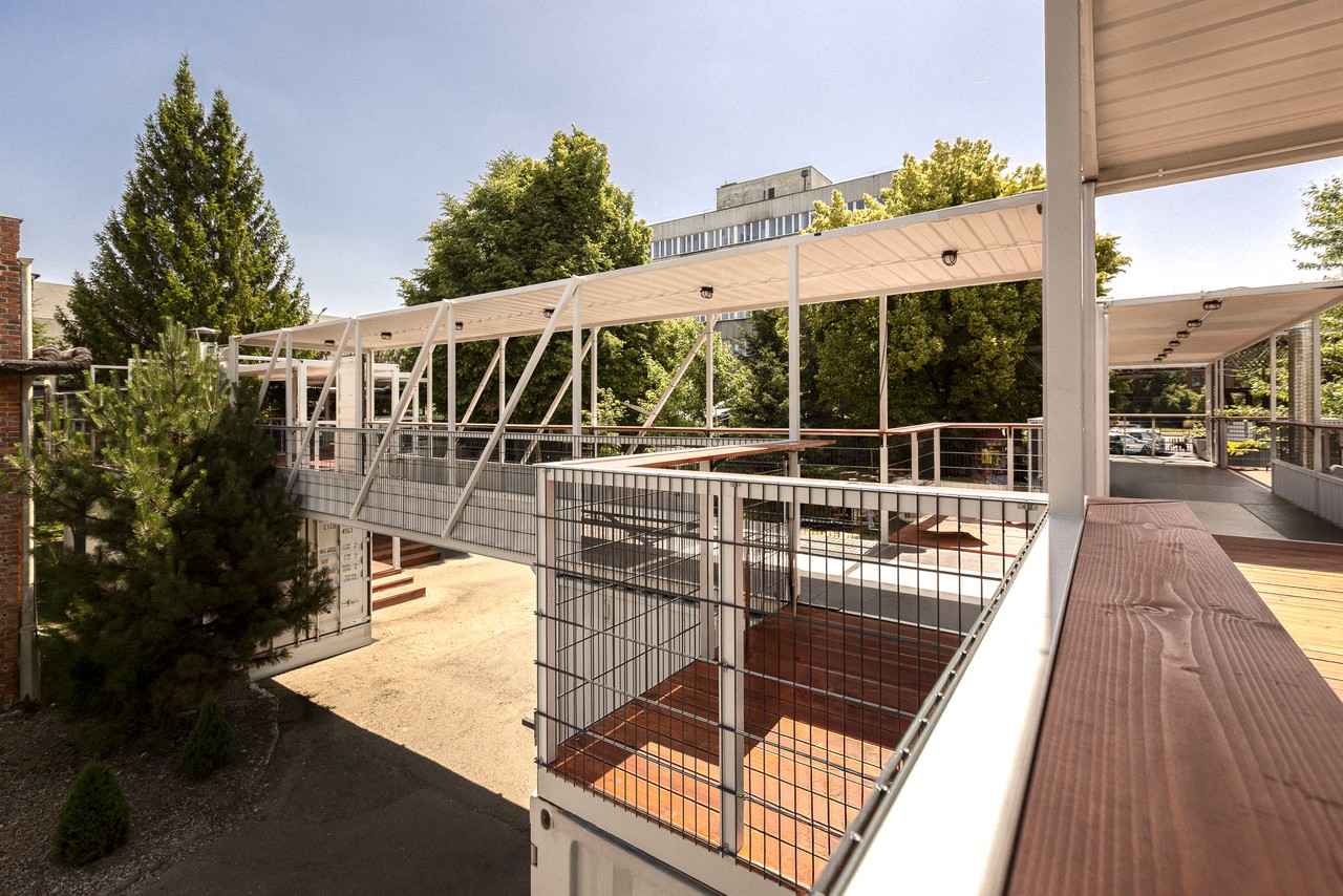 Nowoczesna architektura, przestronne tarasy, lekka konstrukcja.