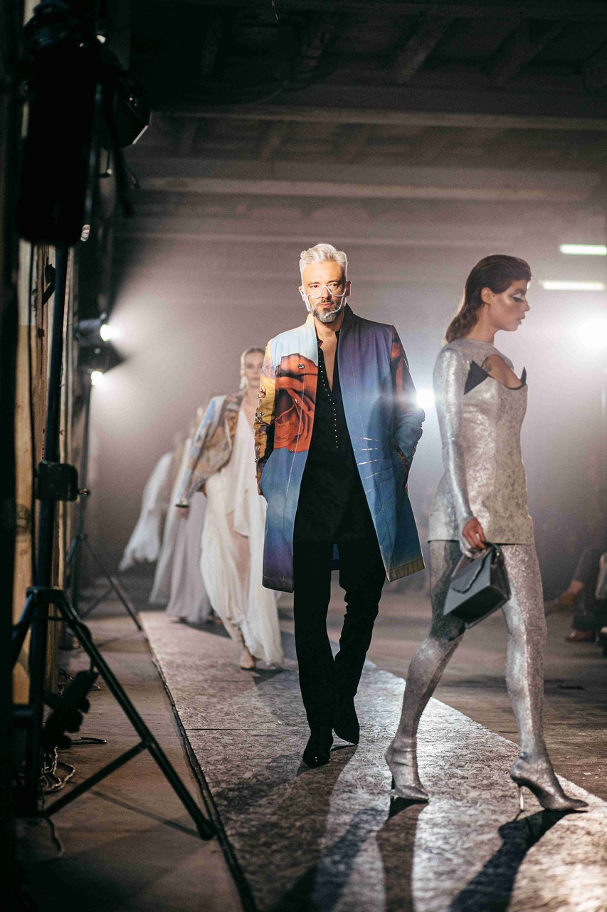 Pokaz mody: styl i elegancja na wybiegu w nowoczesnym wnętrzu.