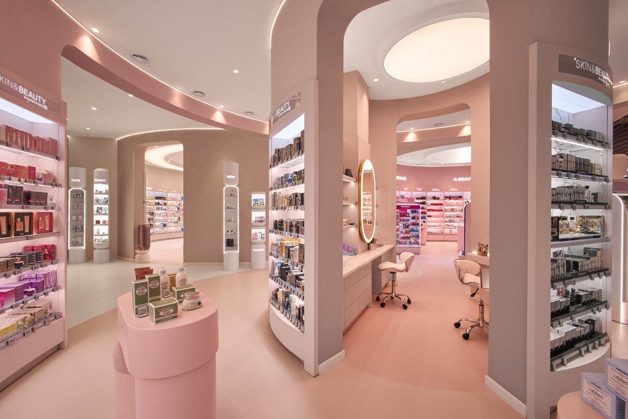 Elegancka perfumeria z nowoczesnym oświetleniem i luksusowym designem.