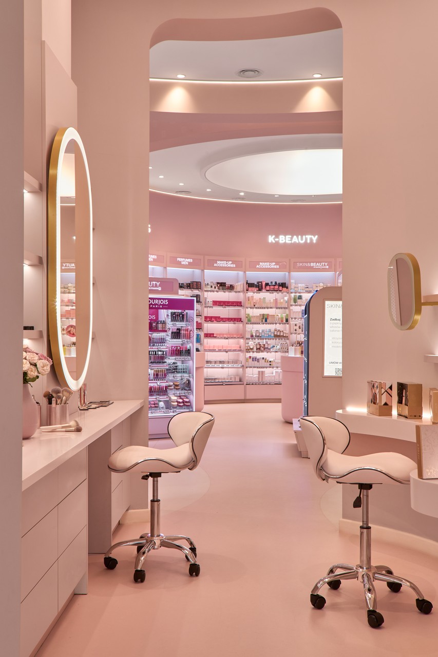 Salon kosmetyczny w pastelowym różu, eleganckie wnętrze.