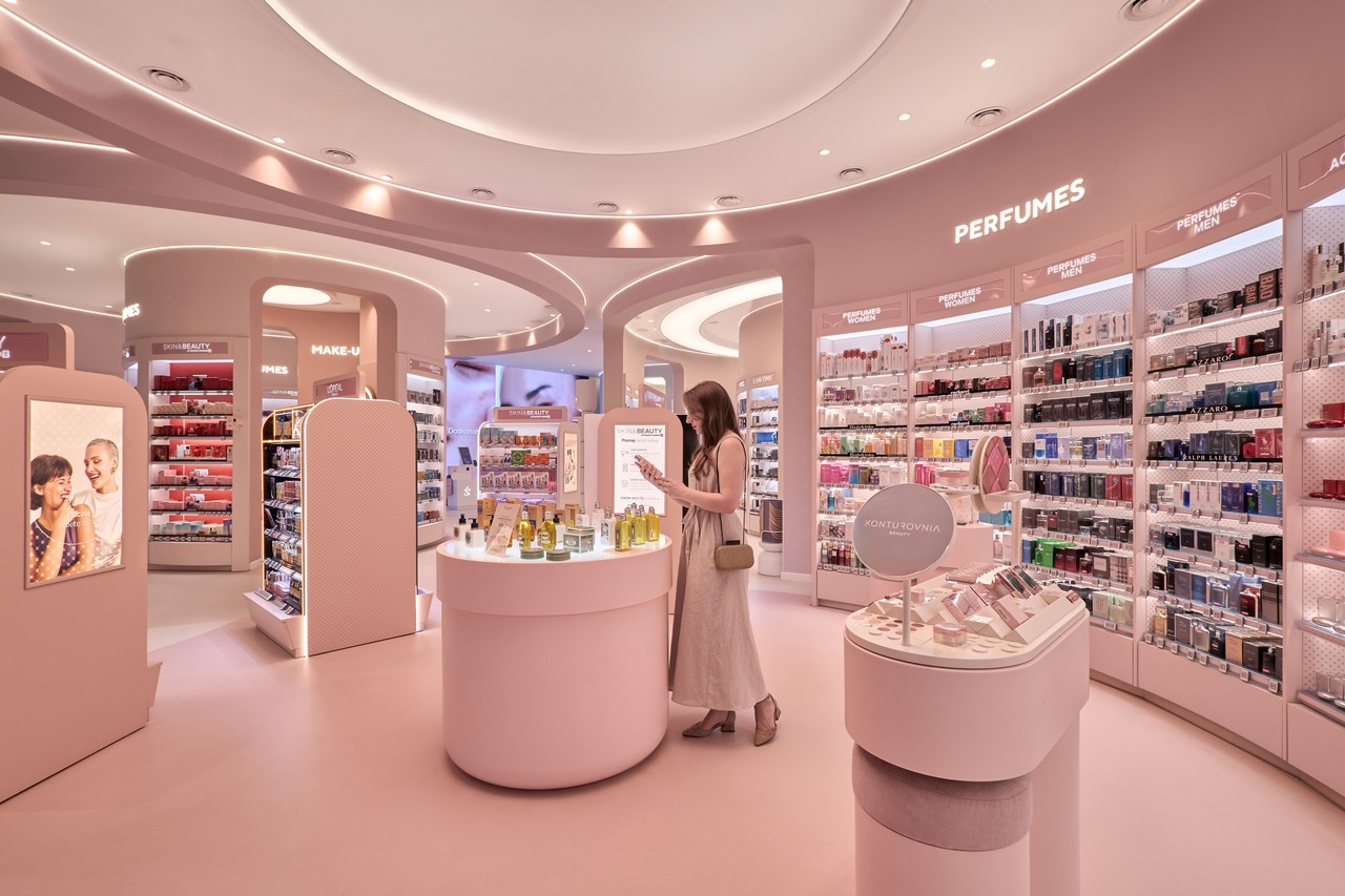 Nowoczesne wnętrze perfumerii w pastelowych odcieniach.