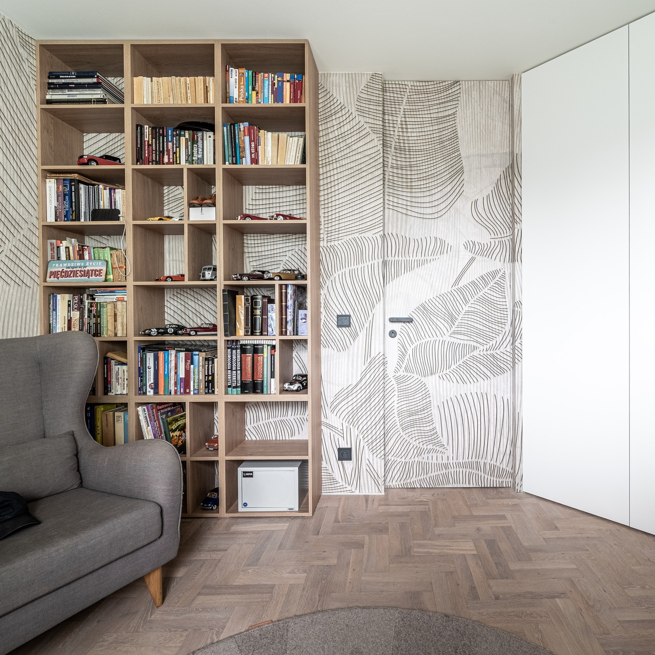 Biblioteka z wzorzystą tapetą, przytulny design wnętrz.