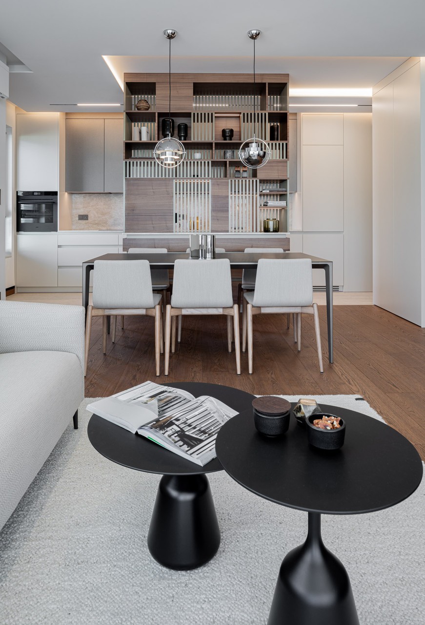 Nowoczesny salon z elegancką jadalnią i designerskimi stolikami.