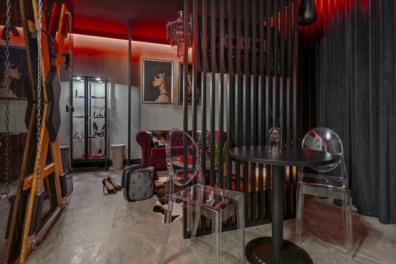 Przytulny salon z nowoczesnymi akcentami i designerskim wystrojem.