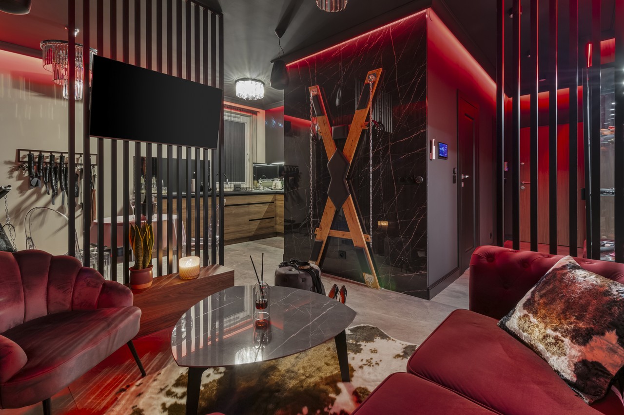 Przytulny salon z nowoczesnym czerwonym oświetleniem i elegancją.