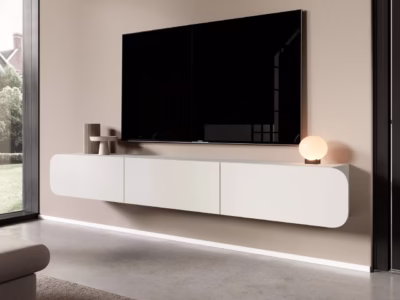 Nowoczesny salon: minimalistyczna szafka RTV i stylowe oświetlenie.