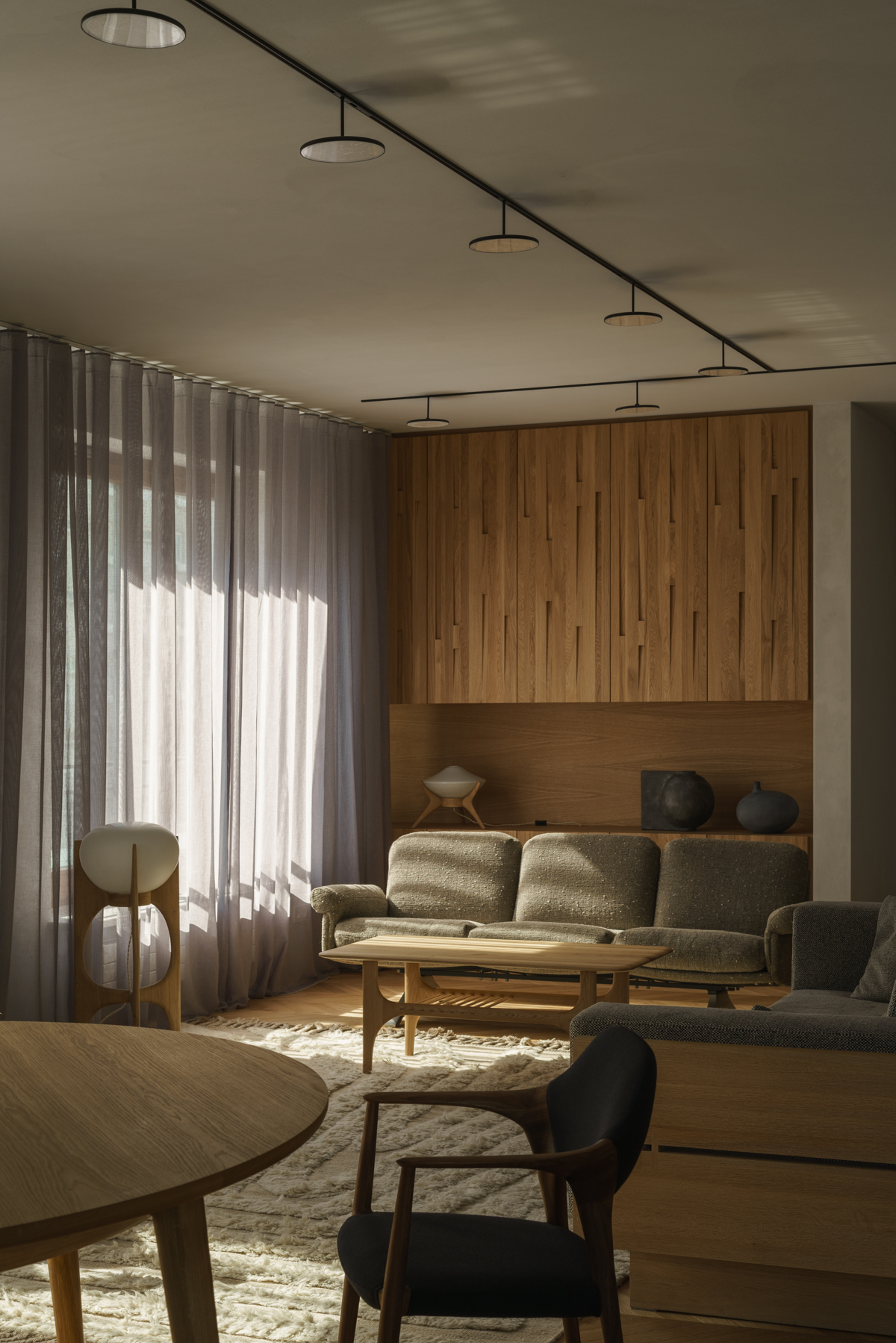 Elegancki salon z drewnianymi akcentami i naturalnym światłem.
