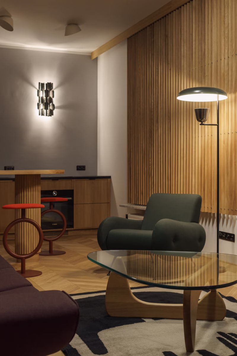 Przytulny salon z designerskimi meblami i nastrojowym oświetleniem.