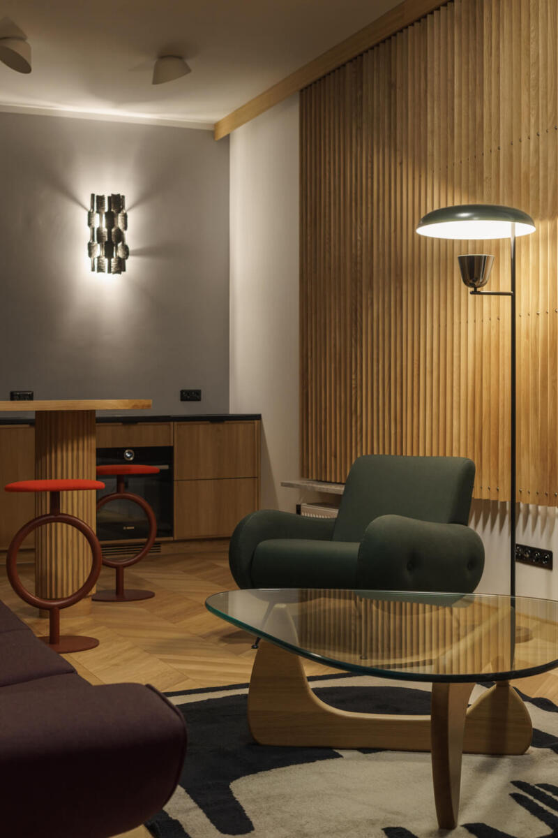 Przytulny salon z designerskimi meblami i nastrojowym oświetleniem.
