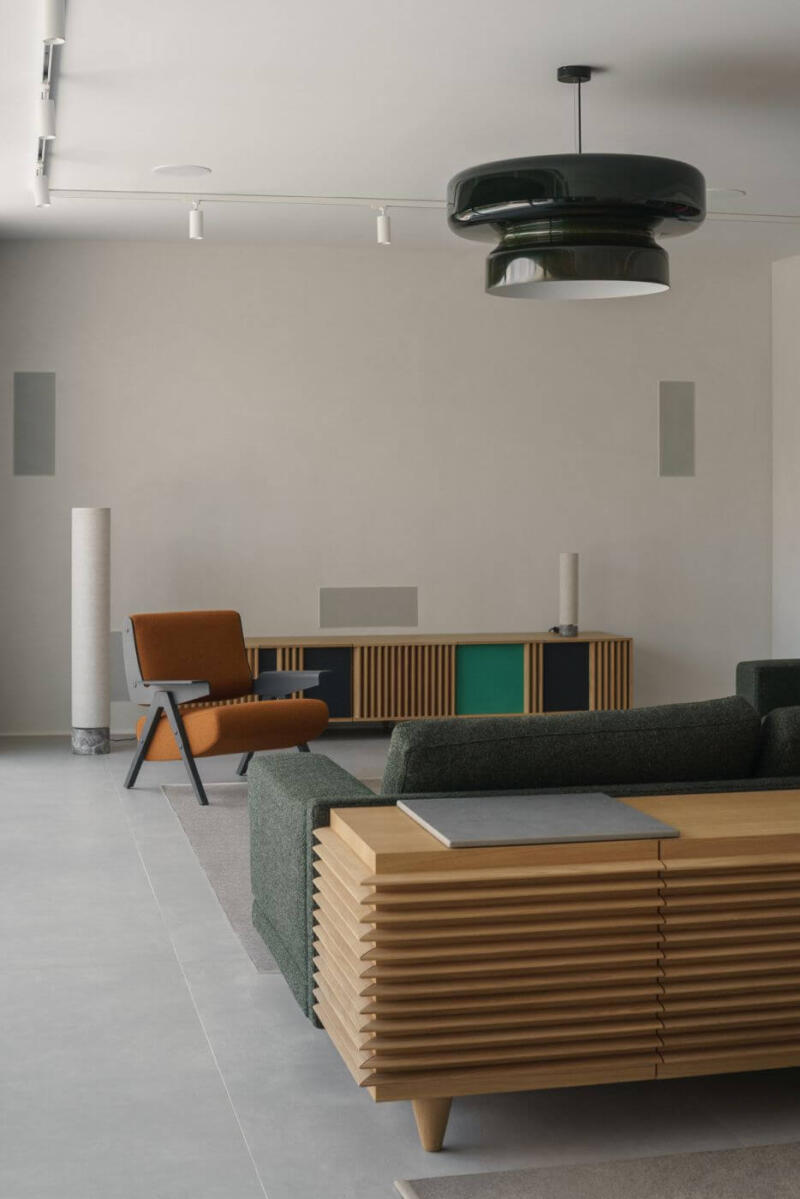 Współczesny salon z designerskim fotelem i szafką.