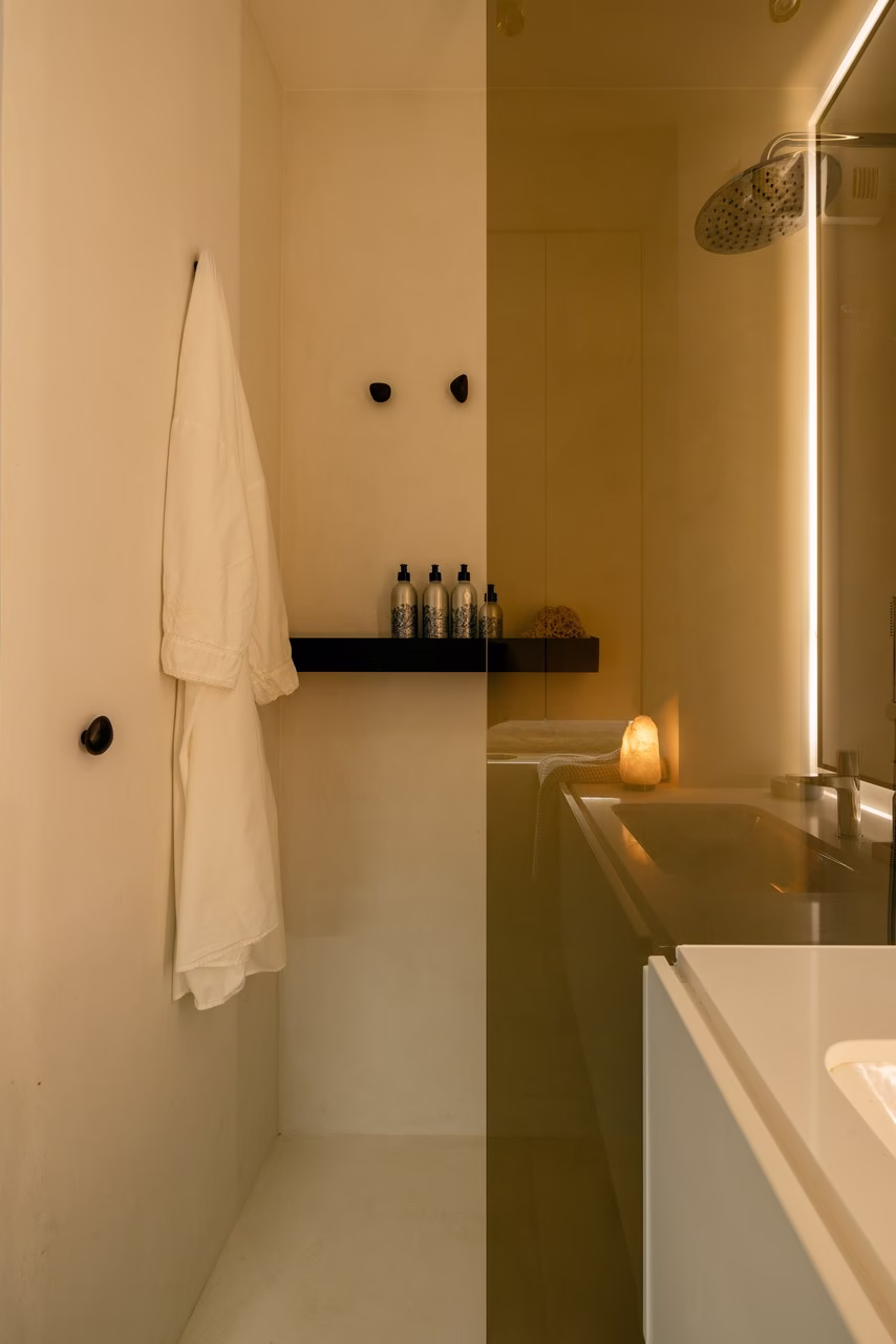 Elegancka łazienka: minimalizm, ciepłe światło, nowoczesny design.