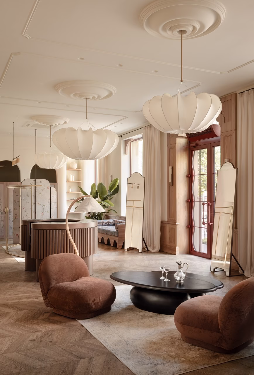 Stylowe wnętrze z designerskimi lampami i wygodnymi fotelami.