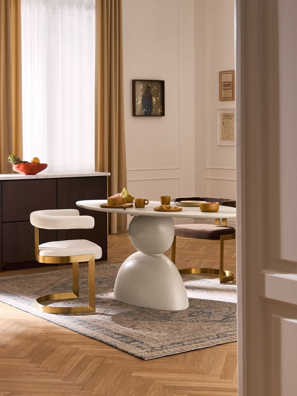 Jadalnia w stylu modernistycznym z eleganckim stołem i krzesłami.