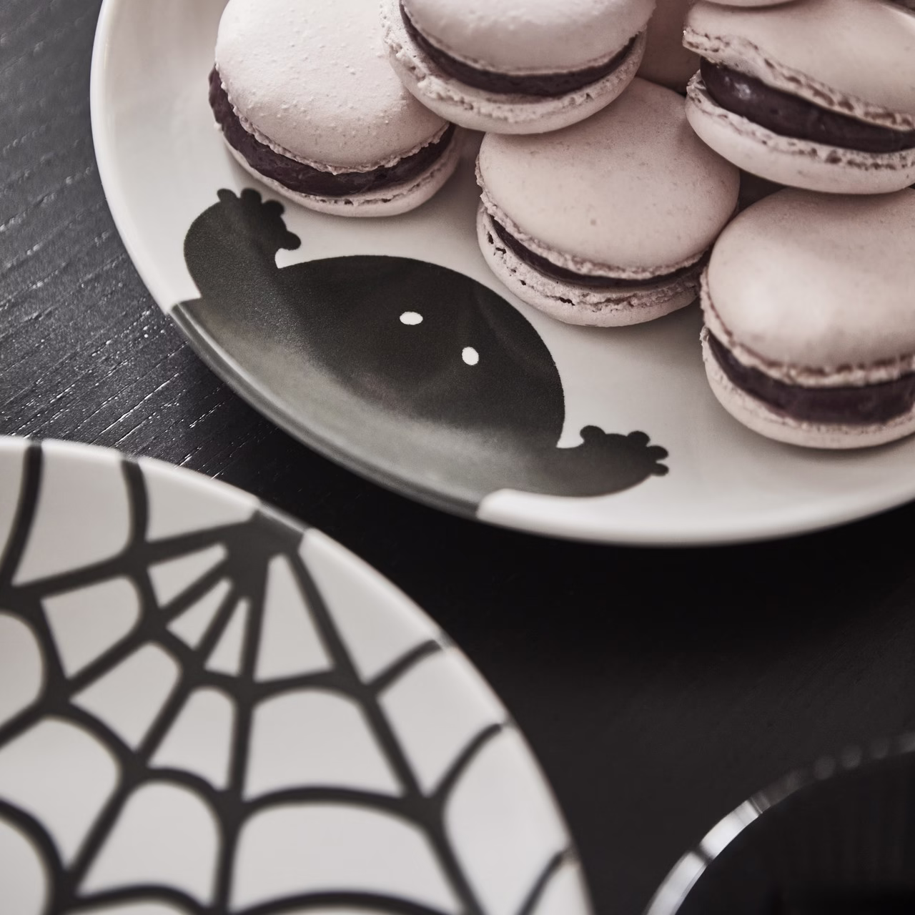 Pyszne makaroniki na designerskim talerzu z motywem Halloween.