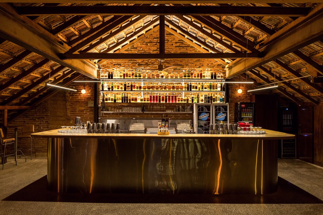 Przytulny bar z loftowym wystrojem i industrialnym akcentem.
