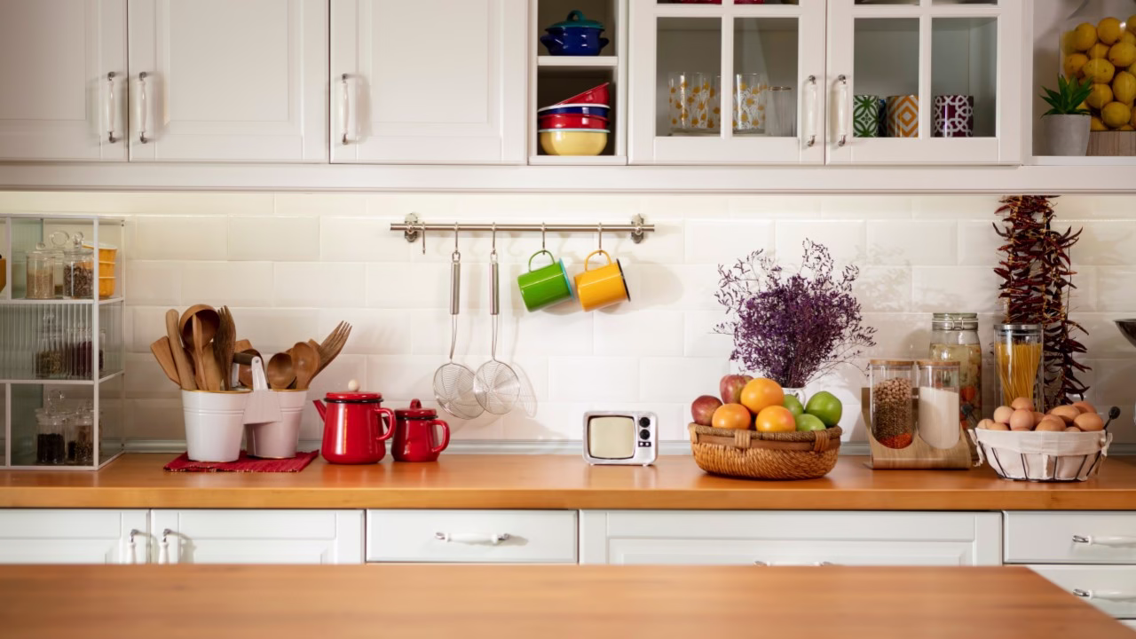 Jasna kuchnia w stylu skandynawskim z drewnianym blatem