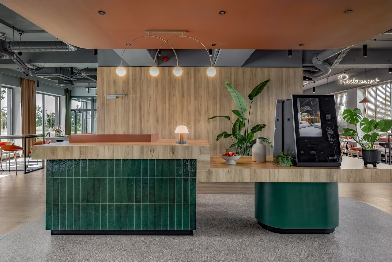 Największy samoobsługowy hotel w Polsce. Tak wygląda De Silva Inn Opole - projekt AKA Studio - foto W Środku