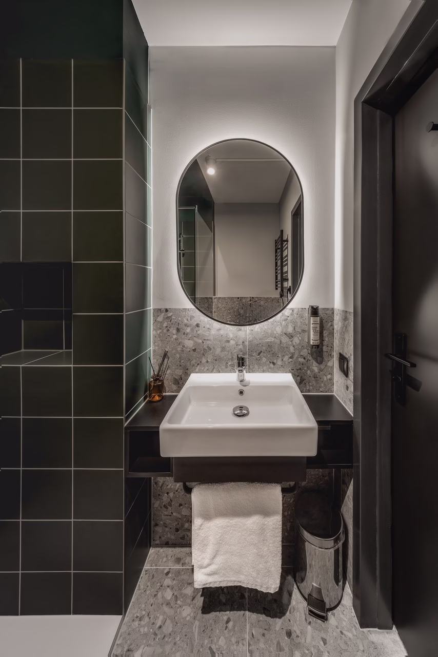Największy samoobsługowy hotel w Polsce. Tak wygląda De Silva Inn Opole - projekt AKA Studio - foto W Środku