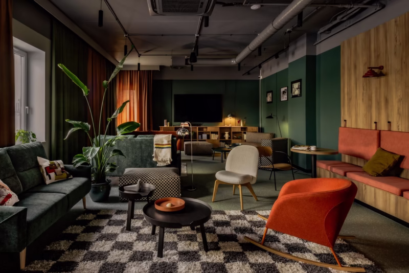 Największy samoobsługowy hotel w Polsce. Tak wygląda De Silva Inn Opole - projekt AKA Studio - foto W Środku