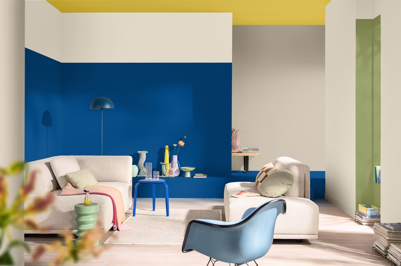 Nowoczesny salon w odważnej kolorystyce i designerskimi meblami.