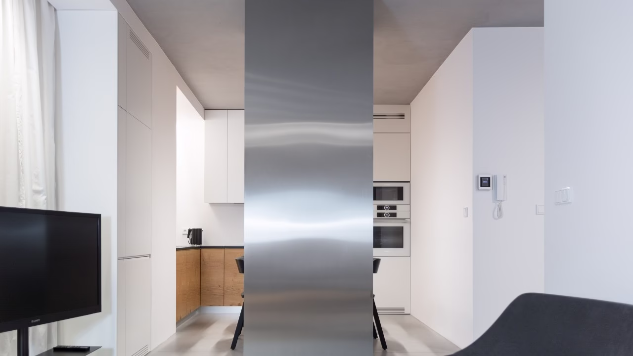 Nowoczesna kuchnia z drewnem i stalową kolumną.