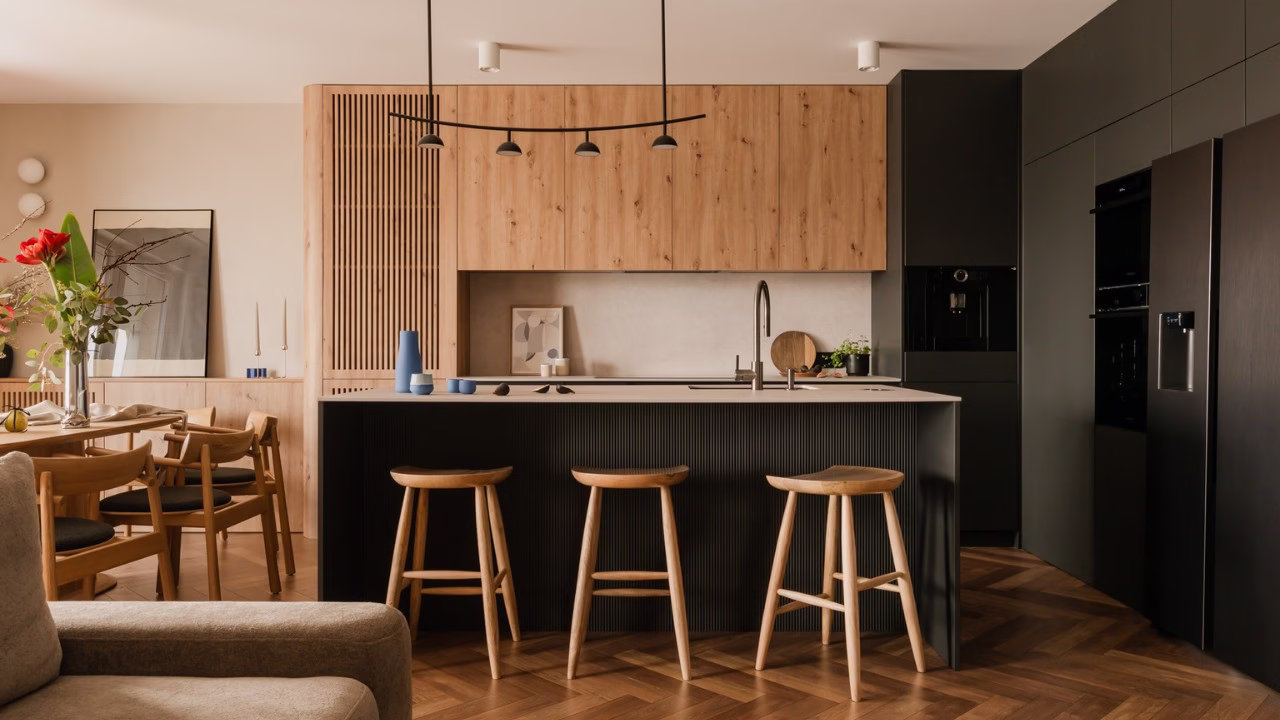 Nowoczesna kuchnia z wyspą w stylu skandynawskim z drewnem i czernią