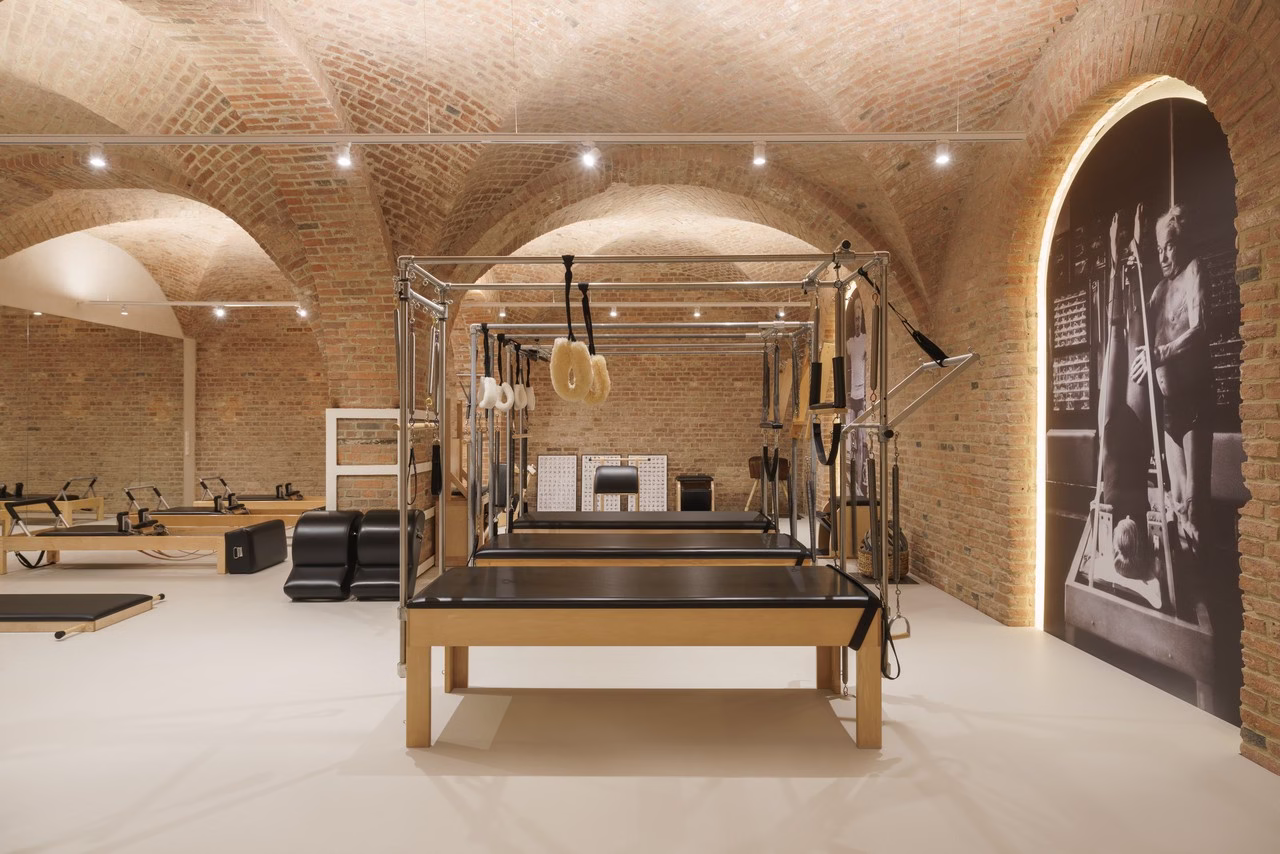 Historyczna piwnica z eleganckim sprzętem do pilatesu.