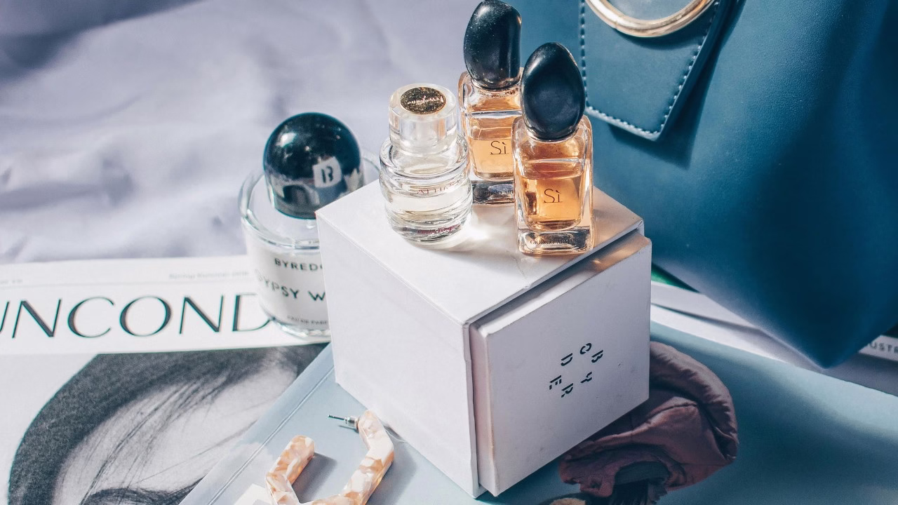 Zrównoważony design w branży perfumiarskiej: refill, monomateriały i szkło z recyklingu - foto Pexels